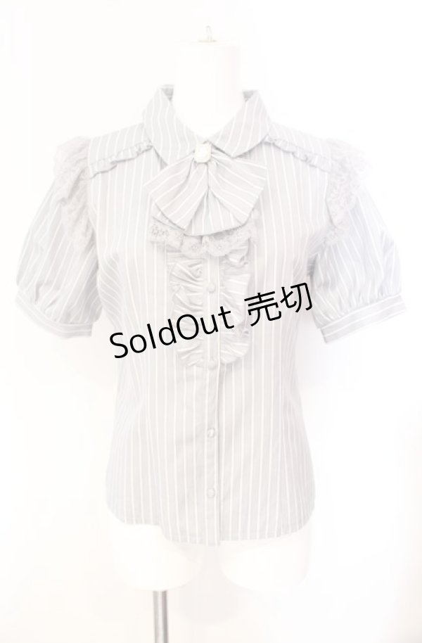 画像1: axes femme POETIQUE / ジャボブローチ付ブラウス  グレー O-25-08-07-057-AX-BL-IG-OS (1)