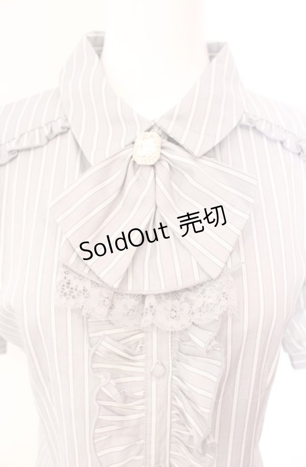 画像2: axes femme POETIQUE / ジャボブローチ付ブラウス  グレー O-25-08-07-057-AX-BL-IG-OS (2)