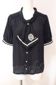 画像1: axes femme / モチーフ刺繍ボウタイブラウス M ネイビー×クロ O-25-08-07-089-AX-BL-IG-OS (1)