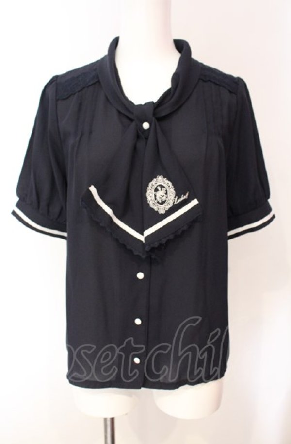 画像1: axes femme / モチーフ刺繍ボウタイブラウス M ネイビー×クロ O-25-08-07-089-AX-BL-IG-OS (1)