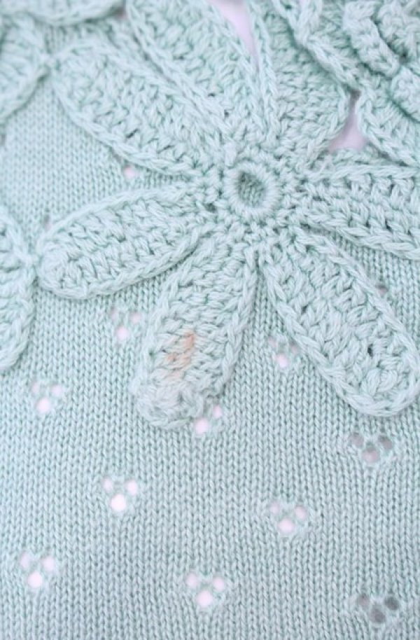 画像2: Emily Temple cute / フラワーモチーフノースリーブニット  グリーン O-25-08-09-028-ET-TO-OW-ZT484 (2)