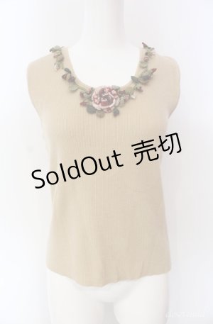 画像: KANEKO ISAO / フラワーモチーフ使いノースリーブニット  ベージュ O-25-08-10-017-EL-TO-OW-ZI