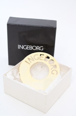 画像: INGEBORG / ロゴ型抜きブローチ  ゴールド O-25-08-17-017-LO-AC-OW-OS