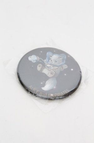 画像: ALICE and the PIRATES / Galaxy Chris 〜輝く星屑と宇宙(そら)の歯車〜　baby Chris 缶バッジ   O-25-08-20-100-PA-ZA-OW-OS