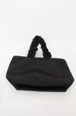 画像2: Maison de FLEUR / ブランドロゴフリルハンドルトートSバッグ  クロ O-25-08-20-033-LO-BG-OW-ZT501 (2)