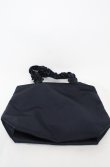 画像2: Maison de FLEUR / ブランドロゴフリルハンドルトートMバッグ  ネイビー O-25-08-20-035-LO-BG-OW-ZT501 (2)