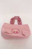 画像1: Maison de FLEUR / マロンクリームフリルハンドトートバッグ  ピンク O-25-08-20-041-LO-BG-OW-ZT501 (1)