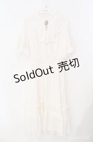 画像: axes femme / カメオ付フレア袖ワンピース  オフ O-25-08-21-026-AX-OP-IG-OS