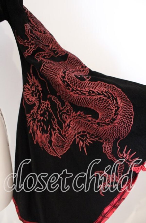 画像2: Qutie Frash / ドラゴンサテンオフショルショートボレロ  ブラック×レッド O-25-08-23-037-QU-TO-OW-OS (2)