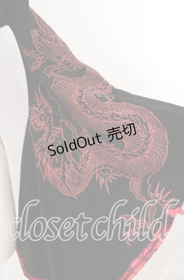 画像2: Qutie Frash / ドラゴンサテンオフショルショートボレロ  ブラック×レッド O-25-08-23-037-QU-TO-OW-OS (2)