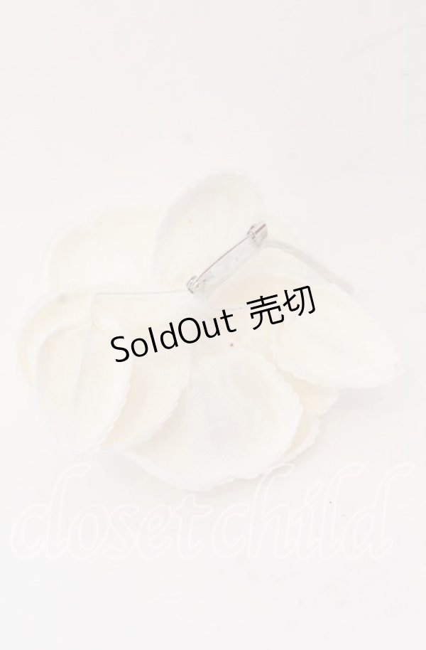 画像2: INGEBORG / スパンコール使いブローチ  シロ O-25-09-01-013-LO-AC-OW-ZT485-F004 (2)