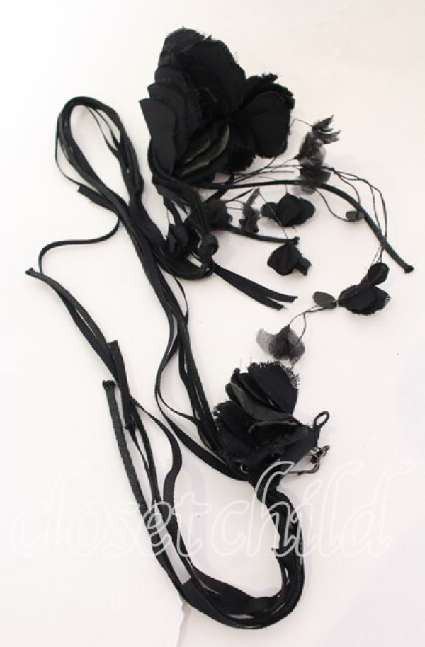 画像2: 【SALE】INGEBORG / フラワーコサージュ＆コードブローチ  クロ O-25-09-01-014-LO-AC-OW-ZT485-F004 (2)