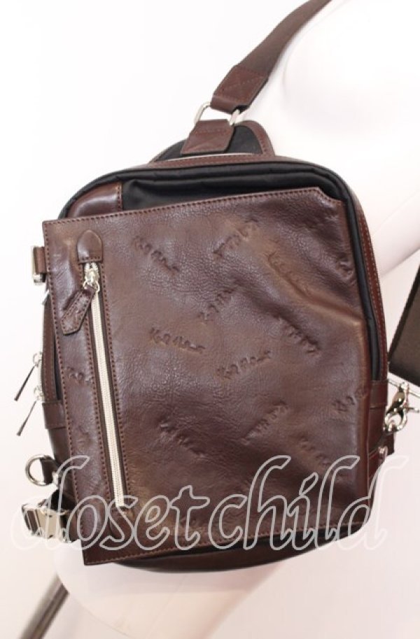 画像1: 【SALE】Karl Helmut / ランダムロゴ型押しボディバッグ  ブラウン O-25-09-03-001-EL-BG-IG-ZT-K023 (1)