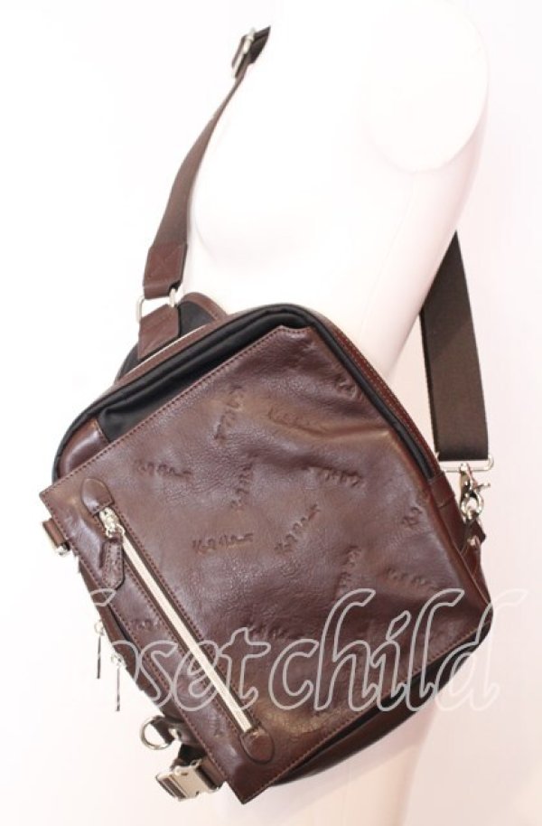 画像2: 【SALE】Karl Helmut / ランダムロゴ型押しボディバッグ  ブラウン O-25-09-03-001-EL-BG-IG-ZT-K023 (2)