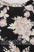 画像2: 【SALE】INGEBORG / ローズブーケ柄Tシャツ 11 クロ O-25-09-04-108-LO-TS-IG-ZT090 (2)