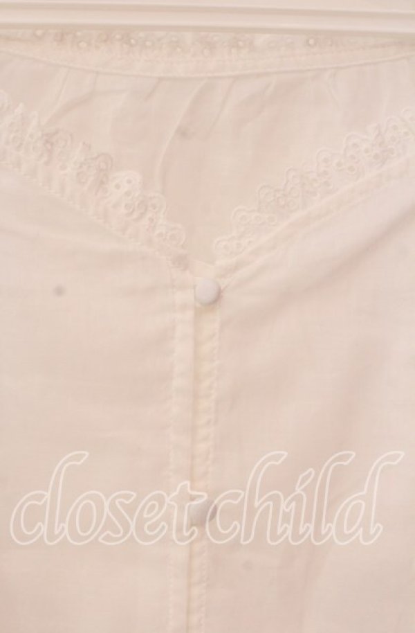 画像2: 【SALE】an another angelus / パンチングレース使いベルスリーブブラウス F オフホワイト O-25-09-06-077-CA-BL-OW-ZT039 (2)