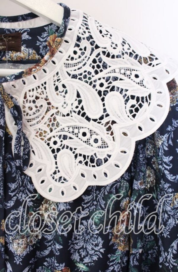 画像2: axes femme NOSTALGIE / ローズオーナメント柄ワンピース  ネイビー O-25-09-08-020-AX-OP-IG-OS (2)