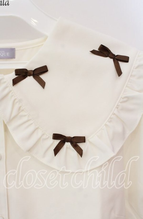 画像2: axes femme POETIQUE / プチリボンビッグ襟ブラウス  オフ O-25-09-11-055-AX-BL-IG-ZT082 (2)