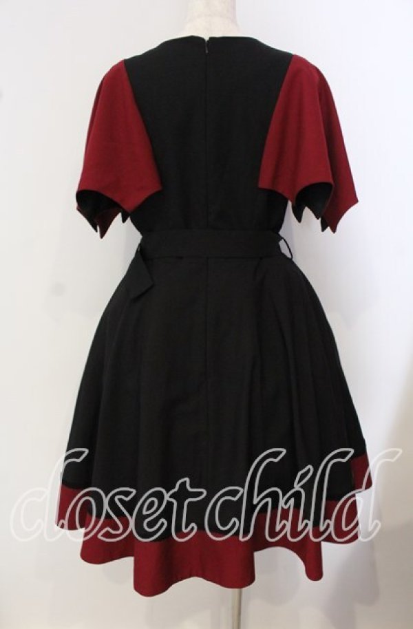 画像4: Moi-meme-Moitie / 蝙蝠ケープジャンパースカート  ブラック×レッド O-25-09-16-004-MO-OP-IG-OS (4)