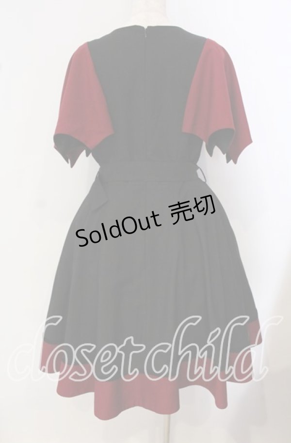 画像4: Moi-meme-Moitie / 蝙蝠ケープジャンパースカート  ブラック×レッド O-25-09-16-004-MO-OP-IG-OS (4)