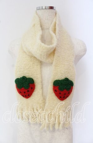 画像: Emily Temple cute / いちごモチーフ付きマフラー  アイボリー×アカ O-25-09-22-026-ET-ZA-OW-ZT169