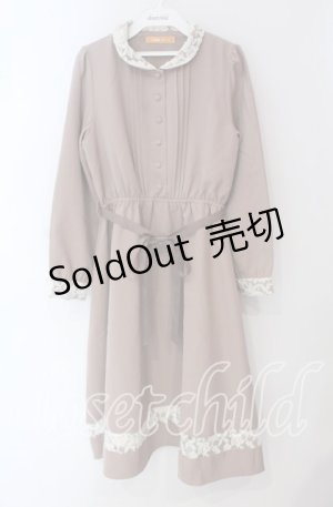 画像: Fi.n.t / レース使い丸衿ワンピース  ピンクベージュ O-25-09-22-072-CA-OP-IG-OS