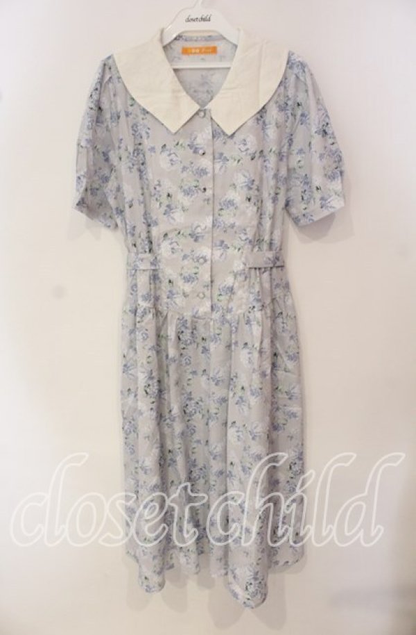 画像1: Fi.n.t / ビッグクレリック衿ローズ柄ワンピース F ブルー O-25-09-25-035-CA-OP-OW-ZT119 (1)