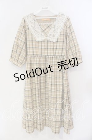 画像: Fi.n.t / レース衿チェックワンピース F ベージュ O-25-09-25-037-CA-OP-OW-OS