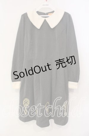 画像: F i.n.t / アンティーク手鏡刺繍クレリックワンピース F グレー O-25-09-25-038-CA-OP-OW-OS