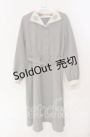 画像: Fi.n.t / ミニブーケ刺繍クレリック衿ワンピース F グレー O-25-09-25-041-CA-OP-OW-OS