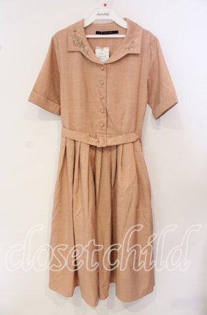 画像: an another angelus / 花刺繍変形開衿ワンピース F ピンク（オレンジに近い） O-25-09-25-033-CA-OP-OW-ZT268