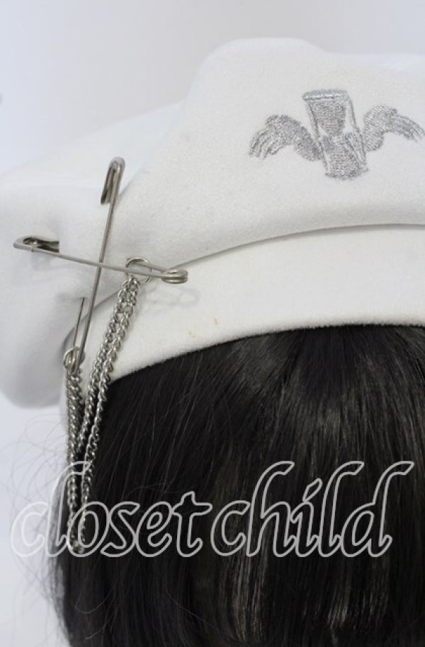 DimMoire / ロゴ刺繍スウェードベレー帽 ホワイト O-25-09-26-008-PU