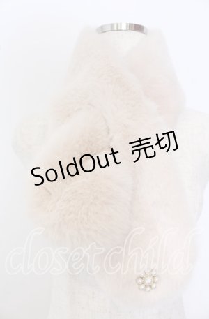 画像: axes femme / ブローチ付きファーティペット  ベージュ O-25-09-30-1084-AX-ZA-OW-ZT433