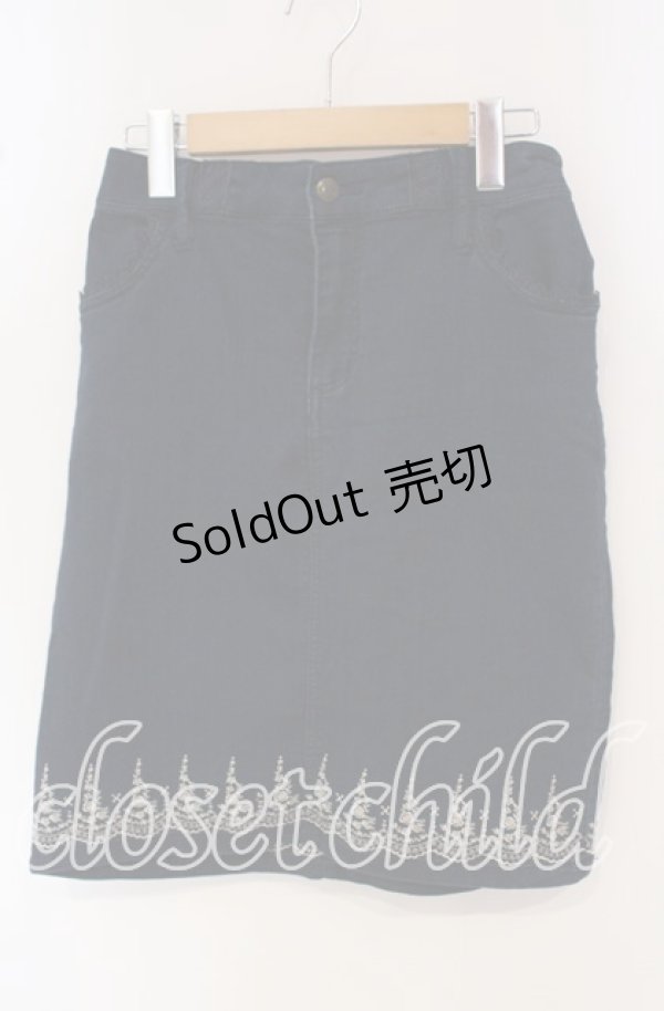 画像1: axes femme / スカラップ刺繍ストレッチデニムスカート  インデイゴ O-25-09-30-016-AX-PA-IG-ZT257 (1)