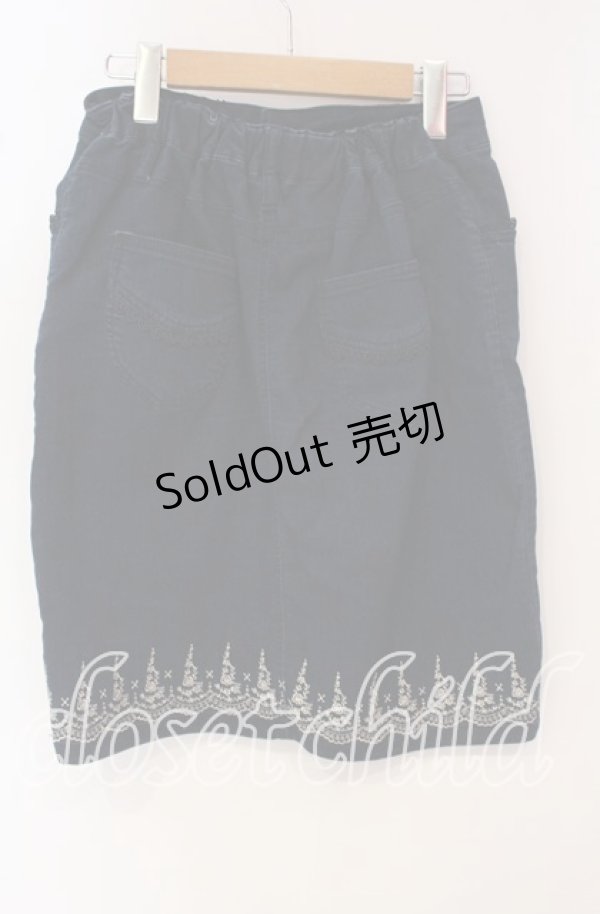 画像4: axes femme / スカラップ刺繍ストレッチデニムスカート  インデイゴ O-25-09-30-016-AX-PA-IG-ZT257 (4)