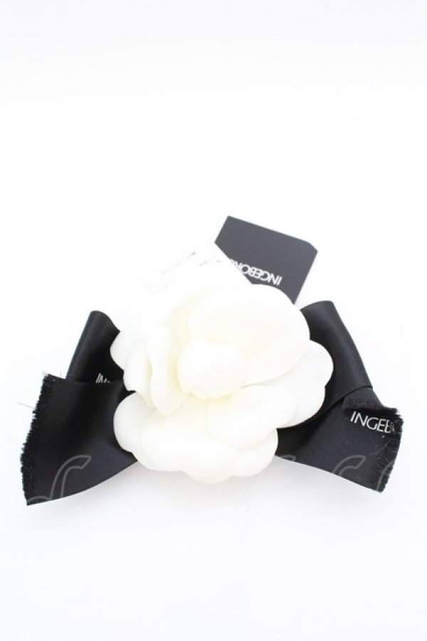 画像1: INGEBORG / ロゴリボンカメリアコサージュブローチ  オフ×ブラック O-25-10-04-1045-LO-ZA-IG-ZT432-F004 (1)