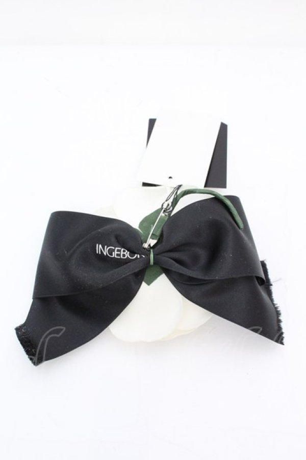 画像2: INGEBORG / ロゴリボンカメリアコサージュブローチ  オフ×ブラック O-25-10-04-1045-LO-ZA-IG-ZT432-F004 (2)