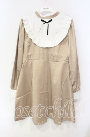 画像: E hyphen world gallery / サテンフリルハイネックワンピース  ベージュ O-25-10-04-066-LO-OP-OW-OS