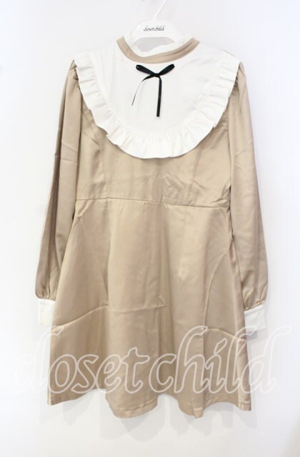 画像1: E hyphen world gallery / サテンフリルハイネックワンピース  ベージュ O-25-10-04-066-LO-OP-OW-ZT058 (1)