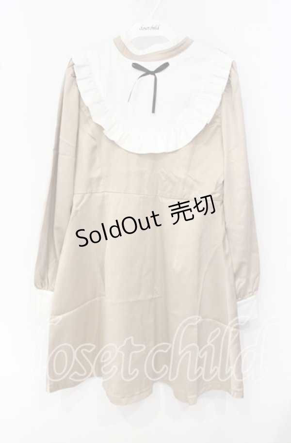 画像1: 【SALE】E hyphen world gallery / サテンフリルハイネックワンピース  ベージュ O-25-10-04-066-LO-OP-OW-ZT058 (1)