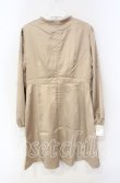 画像2: E hyphen world gallery / サテンフリルハイネックワンピース  ベージュ O-25-10-04-066-LO-OP-OW-ZT058 (2)