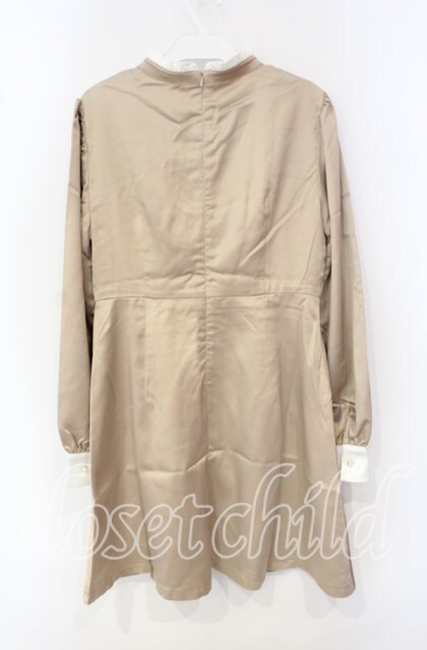 画像2: E hyphen world gallery / サテンフリルハイネックワンピース  ベージュ O-25-10-04-066-LO-OP-OW-ZT058 (2)