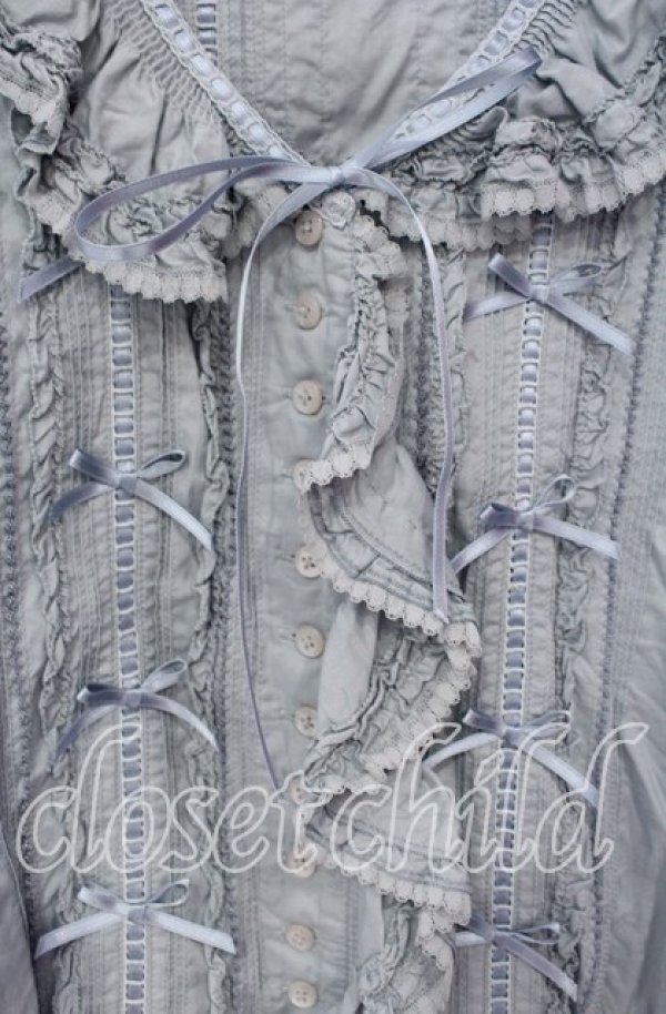 画像2: PINK HOUSE / はしごレースサテンリボンフリルブラウス  サックス O-25-10-16-055-LO-BL-IG-OS (2)