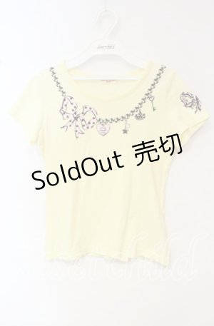 画像: Emily Temple cute / ネックレスプリントTシャツ  イエロー O-25-10-18-035-ET-TS-IG-OS