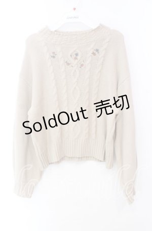 画像: Fi.n.t / プチローズ刺繍ケーブルニットプルオーバー  ベージュ O-25-10-23-044-CA-TO-IG-ZT1029P