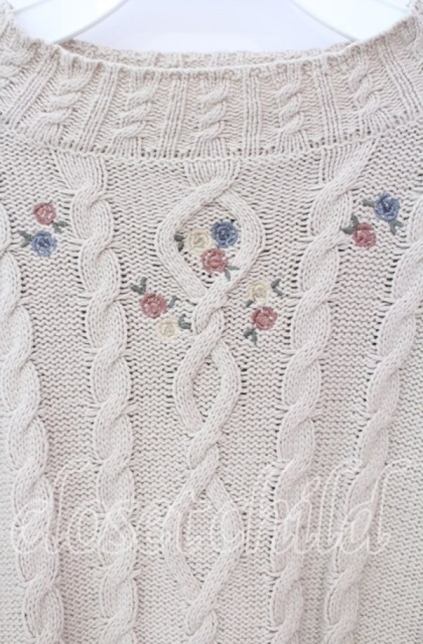 画像2: Fi.n.t / プチローズ刺繍ケーブルニットプルオーバー  ベージュ O-25-10-23-044-CA-TO-IG-OS (2)
