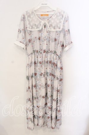 画像: Fi.n.t / レース付け衿レトロフラワーチェック柄ワンピース  アイボリー×ブルー O-25-10-25-068-CA-OP-IG-ZT1029P