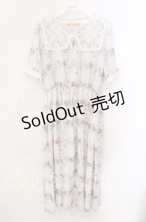 画像: Fi.n.t / レース付け衿レトロフラワーチェック柄ワンピース  アイボリー×ブルー O-25-10-25-068-CA-OP-IG-ZT126