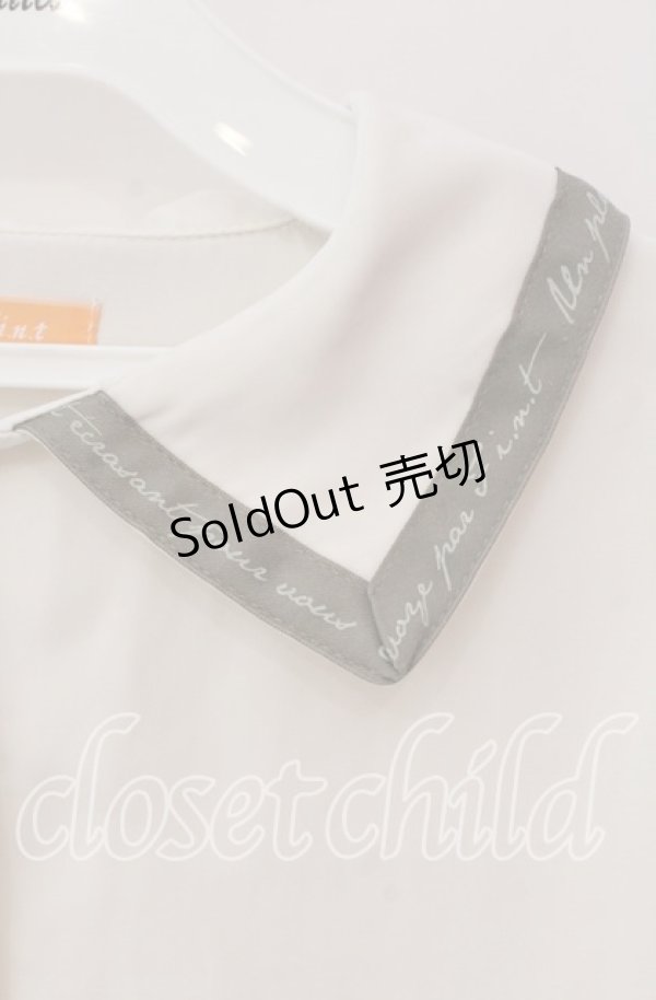 画像2: 【SALE】Fi.n.t / ロゴリボン使いビッグカラーブラウス  オフ×グリーン O-25-10-28-084-CA-BL-IG-ZT512 (2)