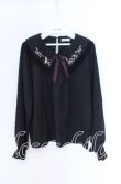 画像1: axes femme / リボン付き猫刺繍ブラウスプルオーバー F クロ O-25-10-29-045-AX-BL-OW-OS (1)